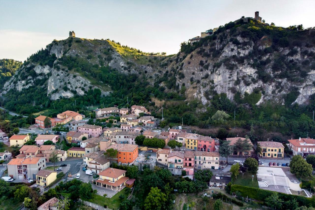 La Locanda Del Povero Diavolo Torriana Bagian luar foto