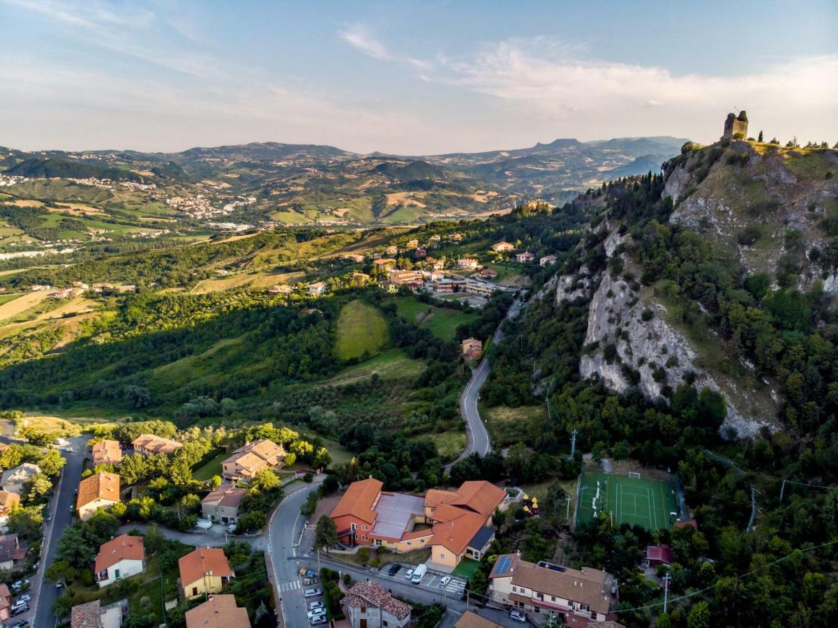 La Locanda Del Povero Diavolo Torriana Bagian luar foto